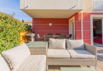 Joli 35m   proche centre piscine has Balcony rooms