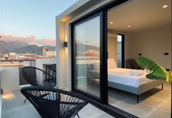 Hyperion Penthouse has Balcony rooms