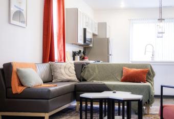 Stunning 4~BR Houses with On~Site Pool has rooms with a private hot tub