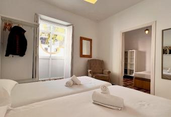 SibsSanlucar Casa Celia - Encanto en Semana Santa allows 18 year olds to book a room