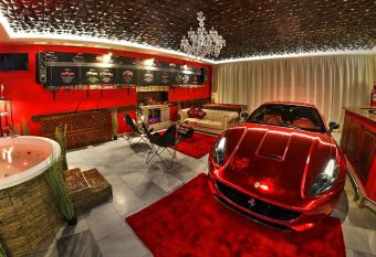 Ferrari wellness apartm  n has rooms with a private hot tub