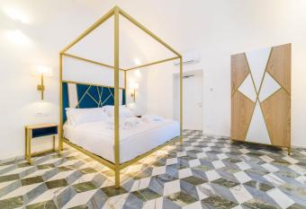 Palazzo Vitagliano has Balcony rooms