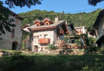 B&B L Abric allows 18 year olds to book a room