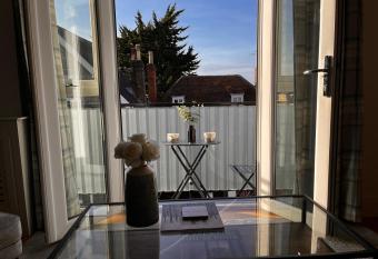 Central Windsor, One Bedroom,Terrace & Private Parking allows 18 year olds to book a room