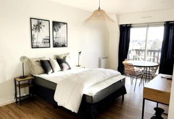 studio    deux pas de la plage et des commerces has Balcony rooms