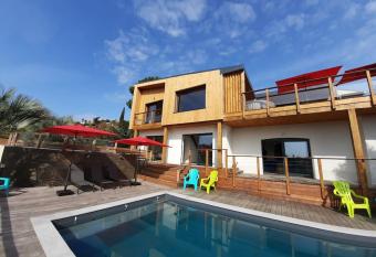 VILLA LE REPERE - TOUT CONFORT VUE MER 14 PERSONNES - has rooms with a private hot tub