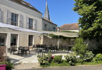 H  tel La cuisine des Lulus allows 18 year olds to book a room