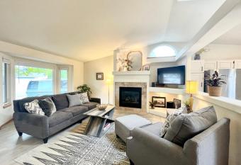 Charming Home with RV Parking - 30 miles from RMNP! allows 18 year olds to book a room