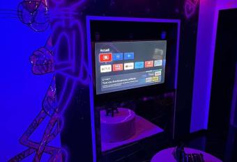 LE PINK by CLOUD has rooms with a private hot tub