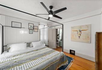 Pet Friendly 2BR in Little Italy # 3 allows 18 year olds to book a room