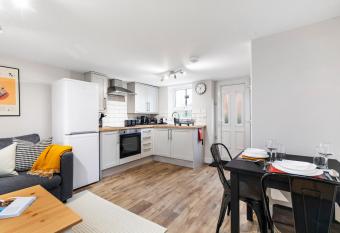 Cosy One Bed Apt in Leeds City has Balcony rooms