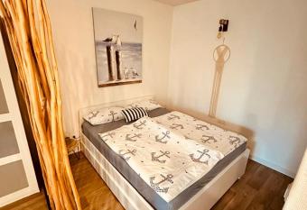 Emily s Deichbude incl Bettw  sche Dornumersiel allows 18 year olds to book a room