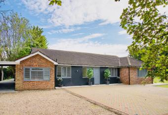 Luxury 2 King Bed Studio Apartment Hot Tub Sky Tv has Balcony rooms