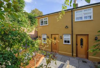 Beautiful 1-Bed Studio in Saffron Walden has Balcony rooms