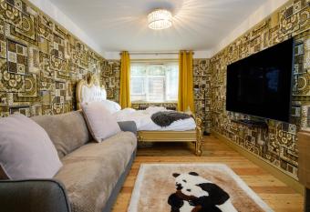 Deluxe 1 Bed Flat Hot Tub Sky Tv has Balcony rooms