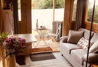 Cosy Shepherds hut Between Maple and Hawthorn has Balcony rooms