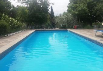 Logement avec piscine allows 18 year olds to book a room