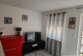 Agr  able T2/centre-ville *10 min Gare* allows 18 year olds to book a room