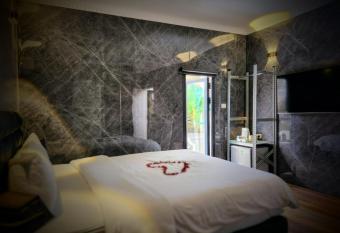Beach Boutique Hotel And Spa By TLV hotels has rooms with a private hot tub