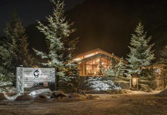 H  ttenhotel Husky Lodge allows 18 year olds to book a room