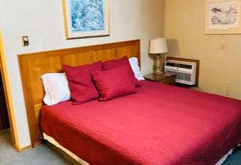 Large Condo, Enjoy Pools and Bellaire Beach Club has rooms with a private hot tub