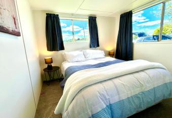 Comfy and Cosy at the lake allows 18 year olds to book a room