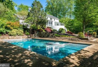 Tara Retreat: Family-Friendly Oasis with Pool, Tennis & Serene Ambiance in Potomac has rooms with a private hot tub
