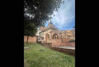 Nel cuore della citt   allows 18 year olds to book a room