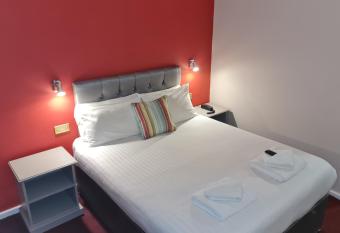 Superior Hotel allows 18 year olds to book a room