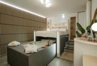 Cascina Ridolfi - Il Nido d Amore allows 18 year olds to book a room