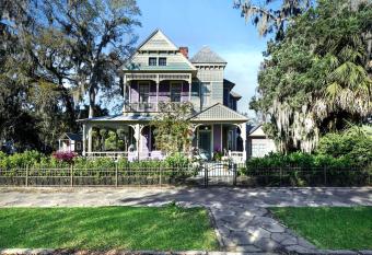 905 Seaside - Designer, Historic, Pet-Friendly and King Beds allows 18 year olds to book a room