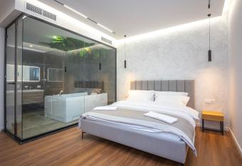 Hotel Riviera has rooms with a private hot tub