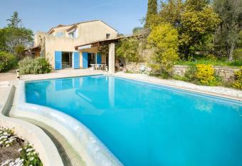 Num  ro 2 allows 18 year olds to book a room