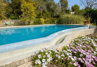 Num  ro 1 allows 18 year olds to book a room