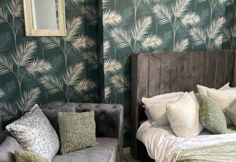 Cozy Downtown Studio Flat in Sheffield allows 18 year olds to book a room