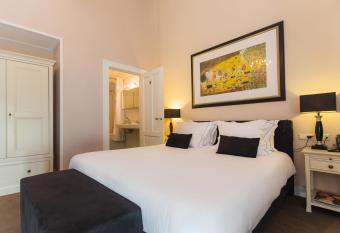 Hotel Montfoort has rooms with a private hot tub