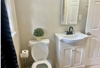 Queen Suite - Hot Tub - 10 Mins to Downtown Room 2 has rooms with a private hot tub