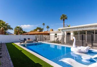 When In Roma - Mountain Views - Old Town Scottsdale has rooms with a private hot tub