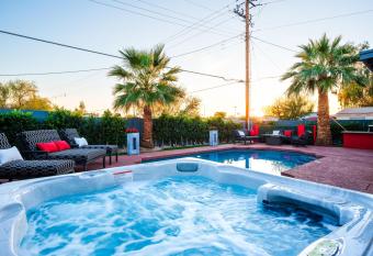 Modern Roose-Private Pool-In Old Town Scottsdale has rooms with a private hot tub