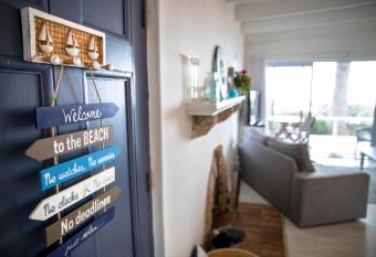 Palm Villa Cottage allows 18 year olds to book a room