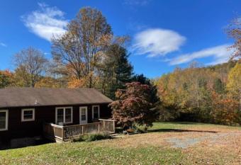 Sperryville 3 BR house next to Blue Ridge Mts. has Balcony rooms