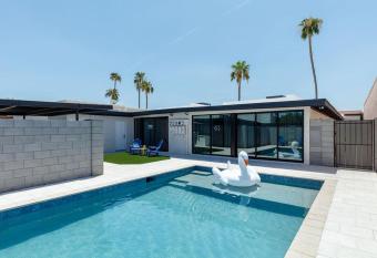 Scottsdale - 7834 E Glenrosa Ave Unit 1 & 2 COMBO has rooms with a private hot tub