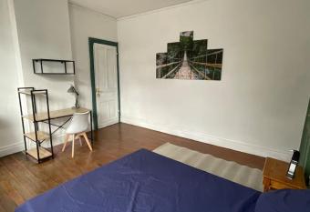 Appartement T5 centre ville allows 18 year olds to book a room