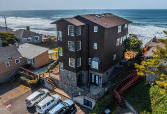 Olivia Beach Nelscott Manor has rooms with a private hot tub