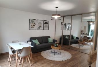 Cozy studio Pontault-combault proche Disney-Paris has Balcony rooms