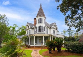 Historic Queen Anne Mansion has Balcony rooms