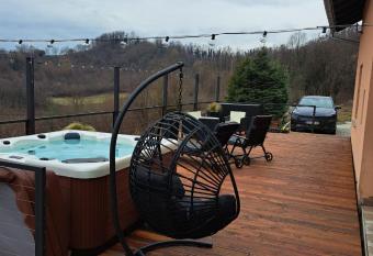 Emas House has rooms with a private hot tub