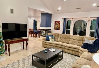 Peacock House Sleeps 12 Hot Tub Game Room allows 18 year olds to book a room