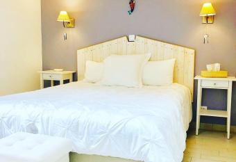 Les Arums de Sanguinet allows 18 year olds to book a room