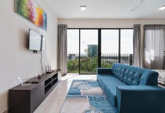 NETFLIX STUDIO @ TREFOIL SETIA CITY has rooms with a private hot tub